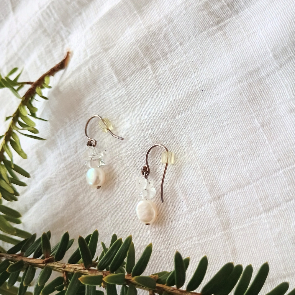 🧜🏻♀️ MERMAID CORE🧜🏻♀️ Y2K river pearl and quartz crystal dangle earrings